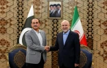 Photo diffusée par l'agence de presse de l'Assemblée consultative islamique (ICANA) montrant le président du Parlement iranien, Mohammad Bagher Ghalibaf (d) et le chef de l'armée pakistanaise, Asim Munir, à Téhéran, le 23 mai 2026