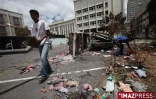 Jeudi 29 janvier 2009

 Antananarivo le personnel de radio et la télévision  nationale malgache  nettoient les locaux devastés par les émeutiers
