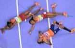 L'athlète kényane Beatrice Chebet (au centre), la Kenyane Faith Kipyegon (à gauche) et la Néerlandaise Sifan Hassan après le 5.000 m remporté par Chebet lors des Jeux olympiques de Paris au Stade de France à Saint-Denis le 5 août 2024