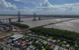 Vue aérienne du nouveau pont en construction Demerara à Georgetown, la capitale du Guyana, le 26 août 2025
