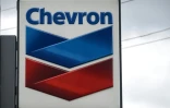 Le logo de Chevron dans une station service à Houston, dans l'Etat américain du Texas, le 12 août 2025