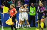 L'attaquante américaine Tobin Heath enlacée par ses copéquipières après son but contre la Suède dans le Groupe F au stade Océane, le 20 juin 2019 au Havre