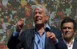 L'écrivain péruvien Mario Vargas Llosa harangue la foule lors d'une manifestation à Barcelone le 8 octobre 2017