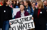 La Suédoise Greta Thunberg (c) porte une pancarte "grève de l'école pour le climat" lors d'une manifestation à Bruxelles, le 21 février 2019