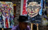 Le peintre vietnamien Tran Lam Binh travaille sur des portraits de Trump et Kim dans un café à Hanoï le 20 février 2019