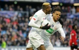 Victor Osimhen (g) et Loïc Rémy, buteurs pour Lille face à Gonfreville-l'Orcher, en 16e de finale de la Coupe de France, le 18 janvier 2020 au Havre