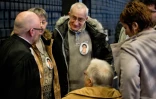 Louis-Renée Penneau (g), avocat des parties civiles dans l'affaire Barbot, parle avec des membres de la famille de la victime dans l'enceinte de la cour d'assises à Nantes, le 14 janvier 2016