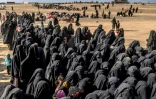 Des femmes fuient le dernier bastion du groupe Etat islamique (EI) à Baghouz, dans l'est de la Syrie, le 5 mars 2019 