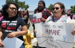 Des manifestants protestent contre la politique migratoire de l'administration américaine qui a entraîné la séparation des familles, le 23 juin 2018 devant le centre de rétention Otay Mesa à San Diego (Californie, ouest)