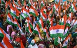 Des Indiens portant leur drapeau participent à une manifestation de solidarité avec l'armée à Chennai le 14 mai 2025