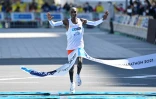 Le Kényan Eliud Kipchoge franchit la ligne d'arrivée et remporte la catégorie hommes du Marathon de Tokyo 2021, le 6 mars 2022 à Tokyo