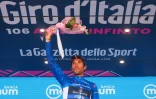 Thibaut Pinot avec le maillot bleu de meilleur grimpeur du Giro à l'arrivée de la 18e étape, le 25 mai 2023 à Zoldo Alto  