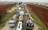 Des Syriens fuient le 28 janvier 2020 les combats dans le nord de la province d'Idleb (dans le nord-ouest de la Syrie), cible d'une offensive du régime