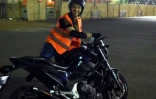 Lynne Tinawi, une Jordano-saoudienne, apprend à conduire une moto sur un circuit de Ryad, le 3 juin 2018