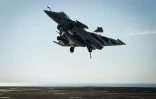 Un avion de combat Rafale se pose sur le porte-avions français Charles-de-Gaulle au large de Toulon, le 5 juin 2021