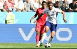 L'Anglais Ruben Loftus-Cheek devant le Panaméen Edgar Barcenas, le 24 juin 2018 à Nijni Novgorod