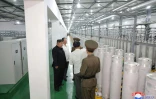 Photo non datée, publiée par l'agence de presse officielle nord-coréenne KCNA le 13 septembre 2024, montrant le leader de la Corée du Nord Kim Jong Un (en noir) en train de visiter un site d'enrichissement d'uranium, dans un lieu non précisé en Corée du Nord