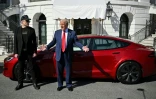 Donald Trump et Elon Musk devant un véhicule Tesla, à la Maison Blanche, le 11 mars 2025