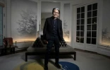 Le créateur de mode japonais Kenzo Takada pose chez lui, le 9 janvier 2019 à Paris 