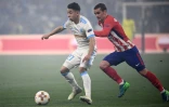 Le milieu de l'OM Maxime Lopez (g) à la lutte avec l'attaquant de l'Atlético Madrid Antoine Griezmann en finale de l'Europa League au Parc OL, le 16 mai 2018