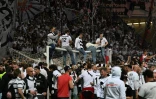 Les supporters de l'Eintracht Francfort affichent leur ferveur après la qualification pour la finale de la Ligue Europa, le 5 mai 2022 à Francfort