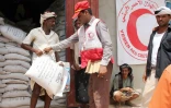 Des déplacés fuyant la guerre reçoivent une aide alimentaire de la Croix rouge dans a province de Hajjah, au Yémen, le 1er septembre 2018