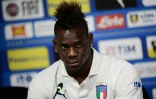 Mario Balotelli sous les couleurs de l'équipe nationale d'Italie en conférence de presse à la veille d'un match amical contre les Pays-Bas, le 3 juin 2018 à Vinovo, près de Turin   