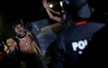 Un manifestant indépendantiste catalan face à la police anti-émeutes le 1er octobre 2018 à Barcelone


Some protesters confront Catalan 'Mossos D'Esquadra' regional police officers outside the regional parliament after a demonstration in Barcelona on October 1, 2018 to commemorate the first anniversary of a banned referendum on secession that was marred by police violence.A year after a banned referendum on secession from Spain, tens of thousands of Catalan militants piled pressure on the region's separatist government today during an anniversary marked by road and railway line blockades.