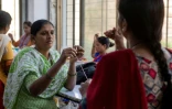 Des femems travaillent le 14 février 2020 dans un atelier de la couturière indienne Anita Dongre, à Bombay.