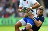 L'arrière Thomas Ramos (g) plaqué par l'Ecossais Tommy Seymour lors du test-match à Murrayfield, le 24 août 2019