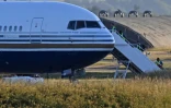 Le Boeing 767 censé emmener des migrants expulsés du Royaume-Uni vers le Rwanda, le 14 juin 2022 sur le tarmac de la base militaire d'Amesbury