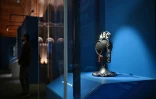 Le microphone utilisé par Franklin D. Roosevelt pour l'émission "Fireside Chat" de NBC exposé lors d'une avant-première presse de l'exposition "American Aspirations" au Smithsonian à Washington, le 28 mai 2026