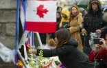 Des messages et des fleurs à la mémoire des victimes d'une attaque au camion-bélier, le 24 avril 2018 à Toronto, au Canada