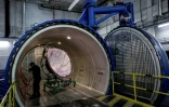 Un technicien d'Air France place le radôme (nez) d'un avion dans un four dans un hangar de maintenance de l'aéroport de Roissy, près de Paris, le 4 février 2025