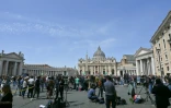De nombreux médias internationaux ont déployé leurs caméras sur la place Saint-Pierre, où se rassemblent fidèles et pèlerins après la mort du pape François au Vatican le 21 avril 2025