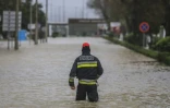 Un pompier dans une rue inondée d'Alcacer do Sal lors de la Dépression Leonardo, le 4 février 2026 dans le sud du Portugal