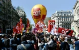 Le secrétaire général de la CGT cheminots Laurent Brun s'adresse à la presse au début d'une manifestation à Paris le 19 avril 2018