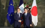 Poignée de mains du président français  Emmanuel Macron (L) échangée avec le Premier ministre japonais Shinzo Abe lors d'une rencontre à Tokyo le 26 juin 2019