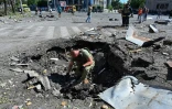 Après une frappe russe à Kharkiv, nord-est de l'Ukraine, le 22 juin 2024



A bomb technician works at the site of a destroyed residential building following an aerial bomb in the centre of Kharkiv, on June 22, 2024, amid the Russian invasion of Ukraine.
