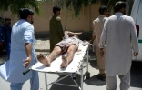 Un blessé afghan est transporté sur un brancard, près du lieu d'une nouvelle attaque commise le 31 juillet 2018 à Jalalabad.