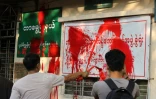 Photo prise et diffusée le 11 avril 2021 par une source anonyme via Facebook de manifestants recouvrant de peinture rouge le mur extérieur de bureaux administratifs à Rangoun, en Birmanie