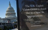 Un panneau indique que le Capitole, siège du Congrès américain, est fermé aux visiteurs en raison de la paralysie budgétaire, le 21 octobre 2025 à Washington