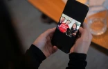 Ulrikke Andersen, une professionnelle de la location touristique, montre une photo de sa famille sur son portable, le 16 janvier 2026 à son domicile de Nuuk au Groenland