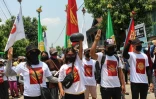 Photo prise et diffusée le 12 avril 2021 à Dawei Wath de manifestants faisant le salut à trois doigts lors d'un rassemblement à Dawei contre le coup d'Etat militaire en Birmanie