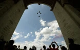 Des avions Rafale survolent l'Arc de Triomphe lors d'une répétition avant le défilé militaire du 14 juillet sur les Champs-Eysées, le 11 juillet 2023 à Paris