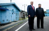 Le président américain Donald Trump et le dirigeant nord-coréen Kim Jong Un se tiennent dans la zone démilitarisée entre les deux Corées le 30 juin 2019