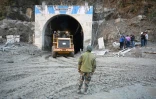 Opération de secours à l'entrée d'un tunnel bloqué par des débris après la rupture d'un glacier himalayen à Tapovan, dans la région de Chamoli, dans le Nord de l'Inde, le 8 février 2021