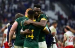 Le capitaine des Springboks, Siya Kolisi, de face, enlace un de ses coéquipiers à la fin du match du Mondial contre les Tonga, le 1er octobre 2023 à Marseille