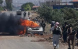 Des combattants bédouins et tribaux se déploient alors qu’une voiture est en feu à l’entrée ouest du bastion druze de Soueïda, dans le sud de la Syrie, le 18 juillet 2025

