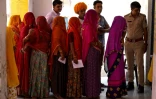 Des électeurs attendent pour voter lors de la deuxième étape des élections générales, le 26 avril 2024 à Ajmer, dans l'Etat du Rajastan, en Inde